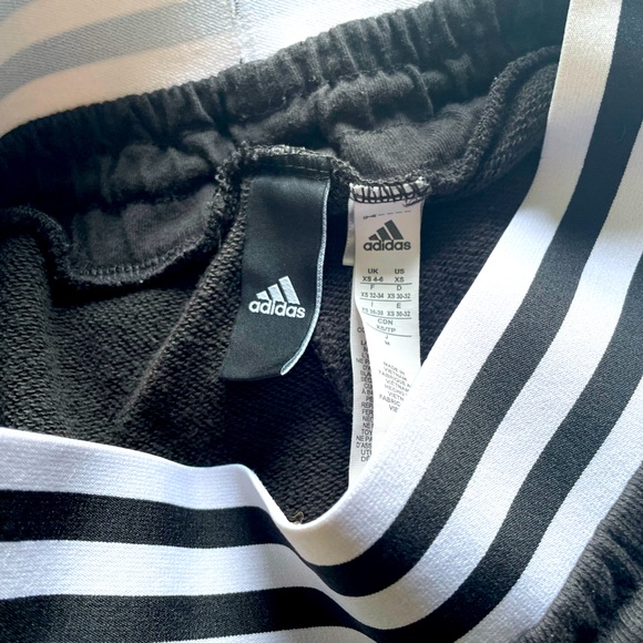 Adidas Retro Style Shorts XS - Picture 2 of 3